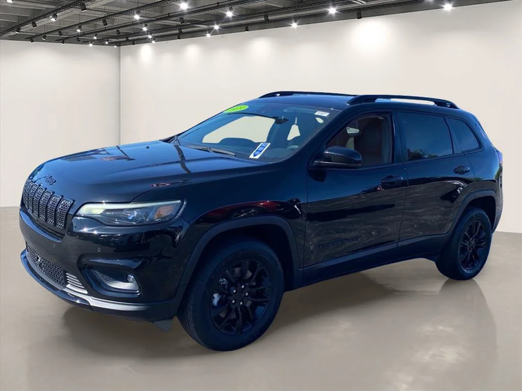 Used 2023 Diamond Black Crystal Pearlcoat Jeep Altitude Lux image 3