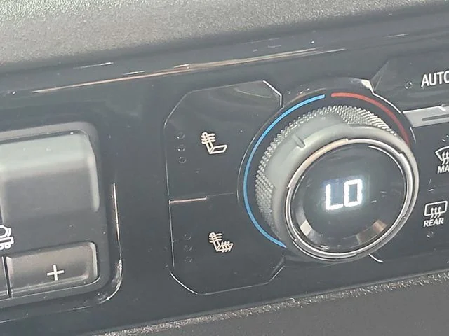 Used 2025 White Chevrolet LT image 33