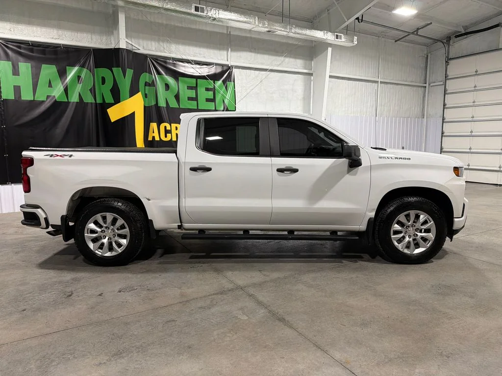 Used 2021 Summit White Chevrolet Custom image 4
