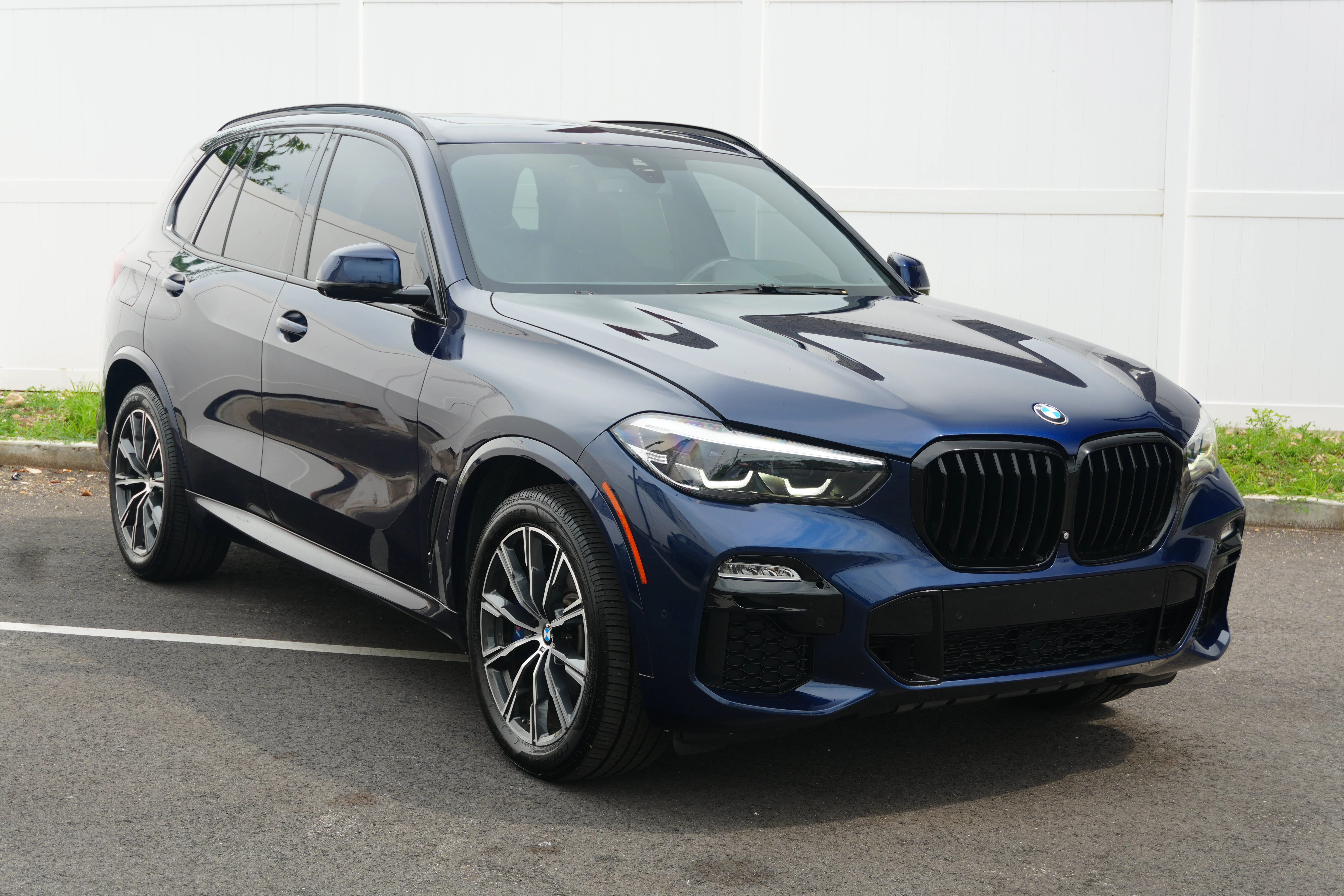 Used 2019 Tanzanite Blue II Metallic BMW xDrive40i image 3