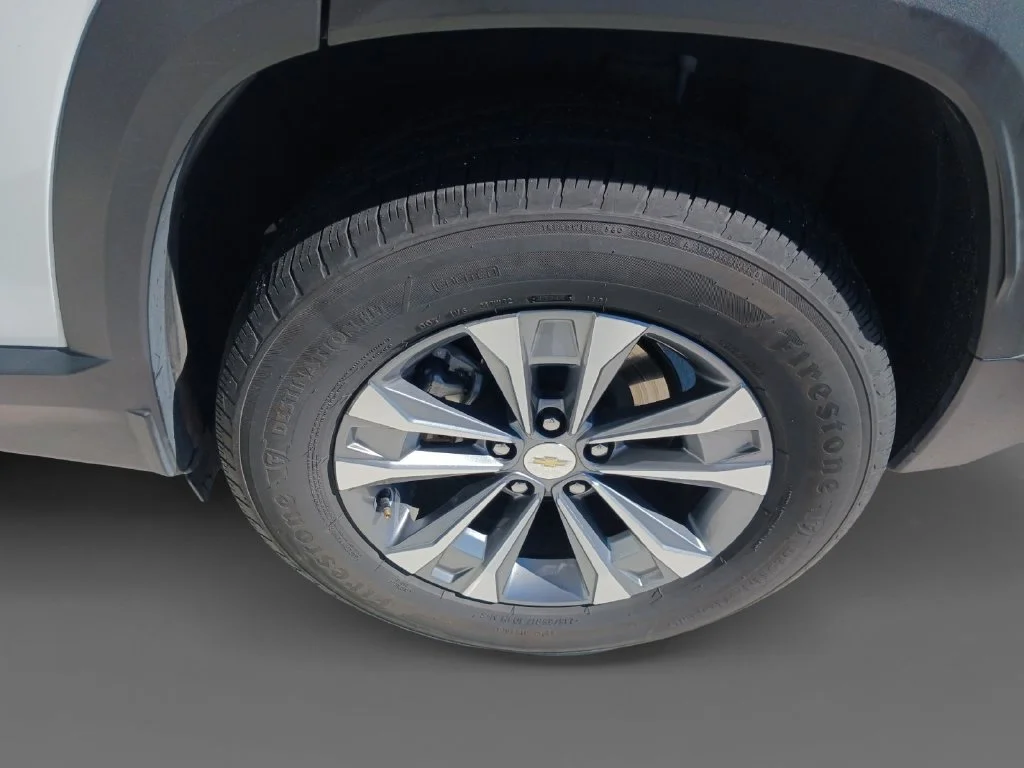 Used 2025 Summit White Chevrolet LT image 8