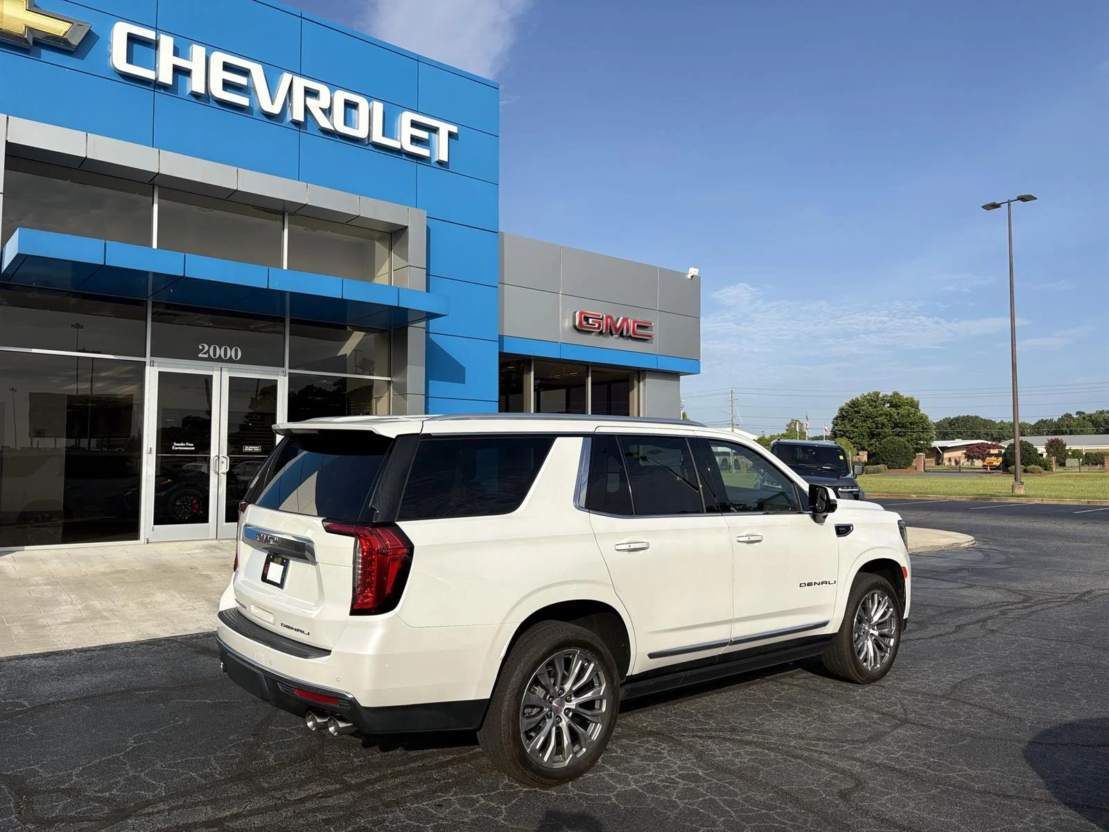 Used 2021 WHITE FROST TRICOAT GMC Denali image 4