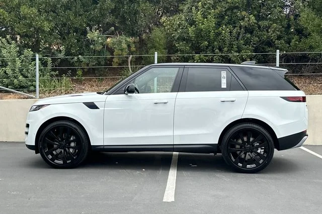 New 2026 Fuji White Land Rover SE image 2