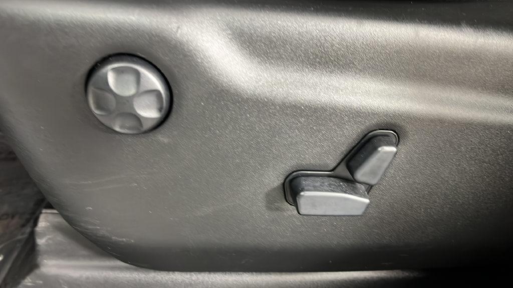 Used 2019 White/off-white Jeep Altitude image 36