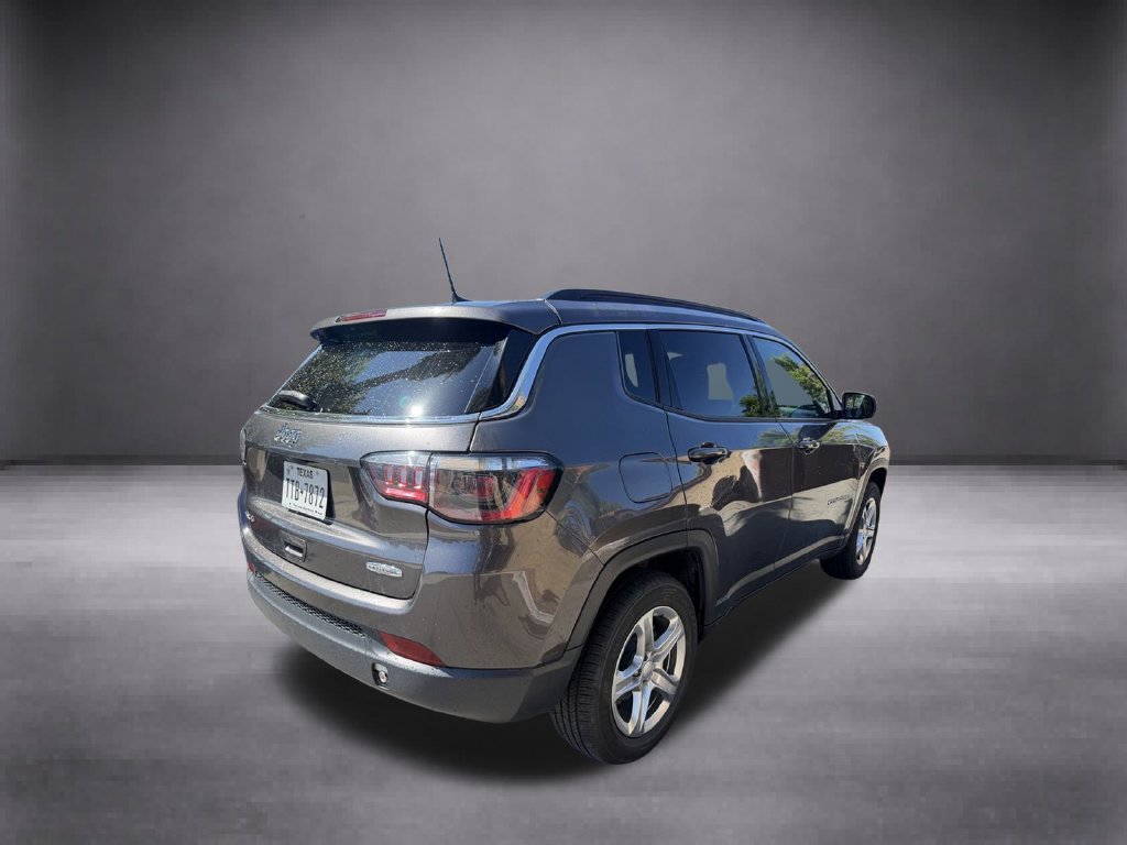 Used 2024  Jeep Latitude image 14