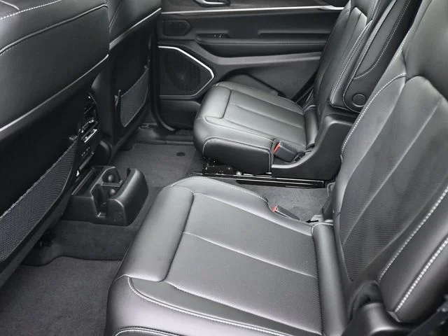 New 2026 Silver Zynith Exterior Paint Jeep Limited image 26
