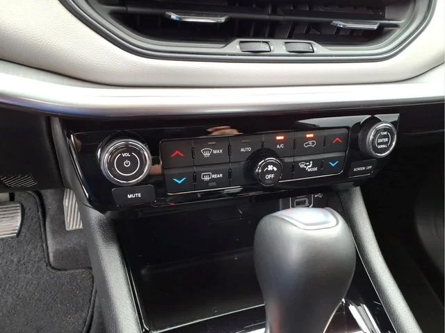 Used 2025 Silver Jeep Limited image 27