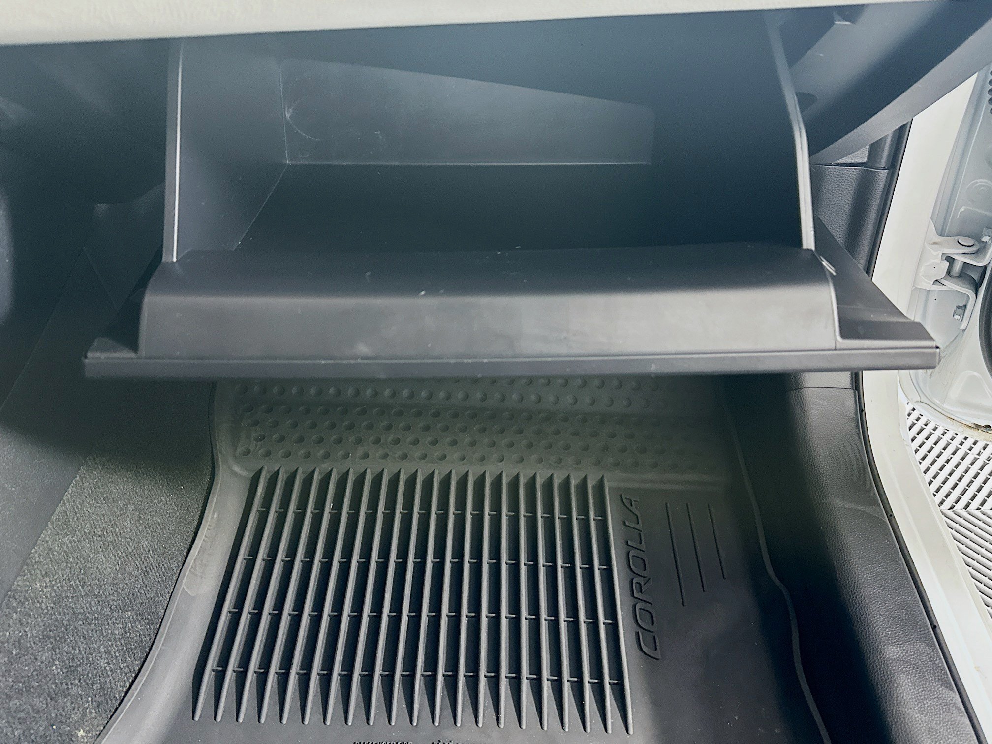 Certified Used 2025 Ice Toyota LE image 31