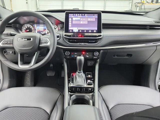 New 2026 Silver Zynith Metallic Clearcoat Jeep Latitude image 24