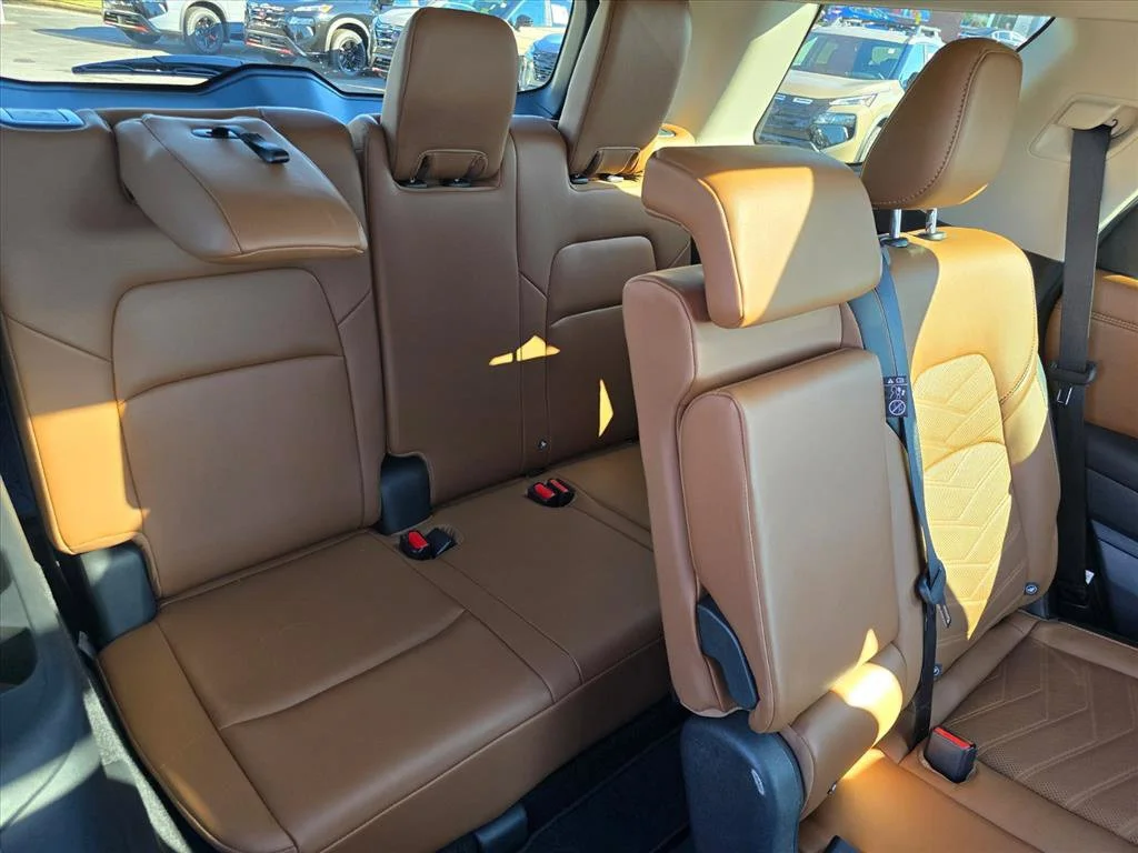 Used 2024 Gray Nissan Platinum image 14