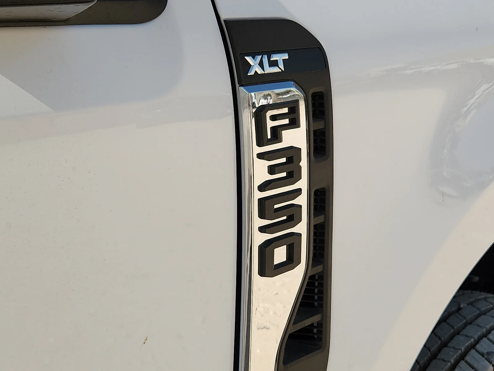 New 2027 Oxford White Ford XLT image 10