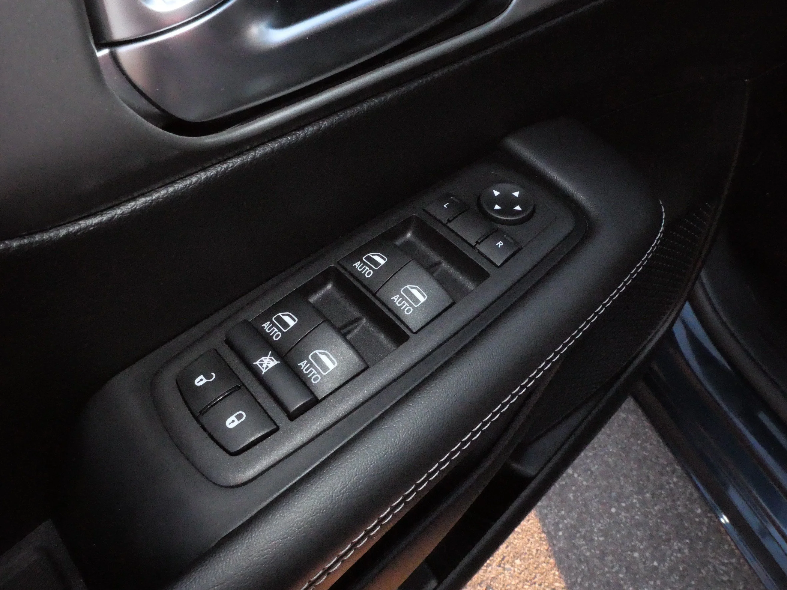 Used 2025 Fathom Blue Pearlcoat Chrysler Select image 21