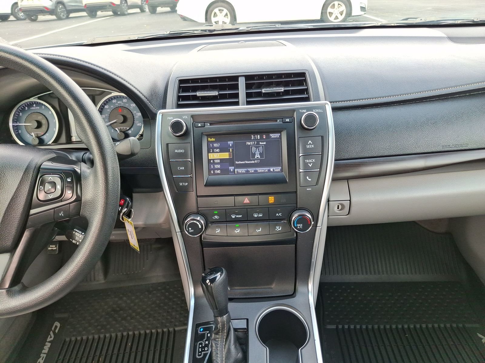 2017 Toyota Camry LE - Photo 12