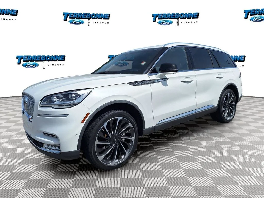 Used 2020 White Metallic Lincoln Reserve image 1