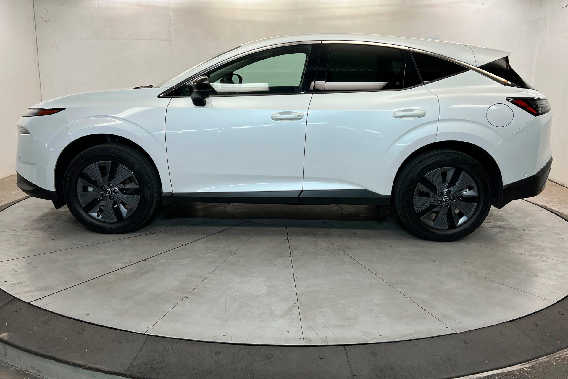 Used 2025 Everest White Pearl Tricoat Nissan SL image 2