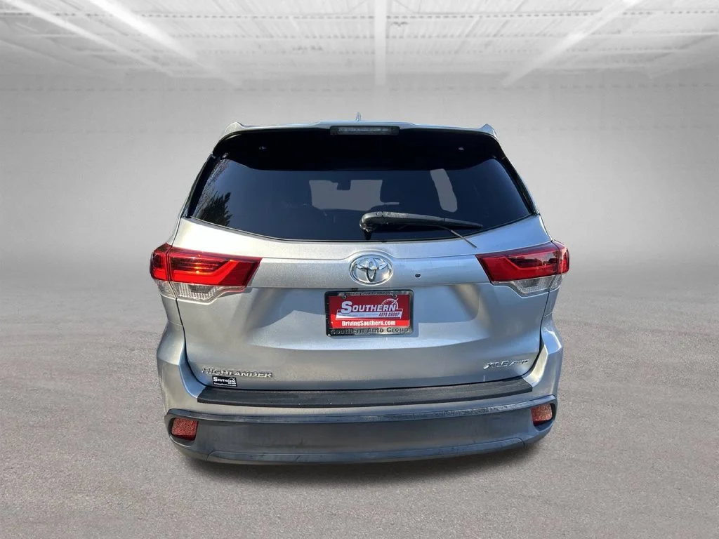 Used 2019 Silver Toyota XLE image 4