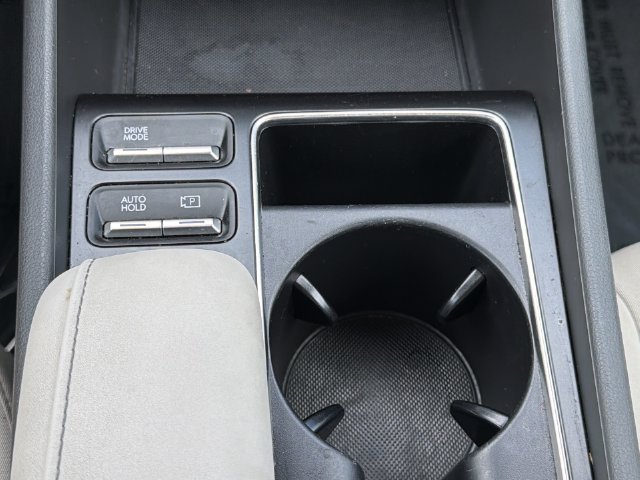 Used 2025 White Hyundai SEL image 22