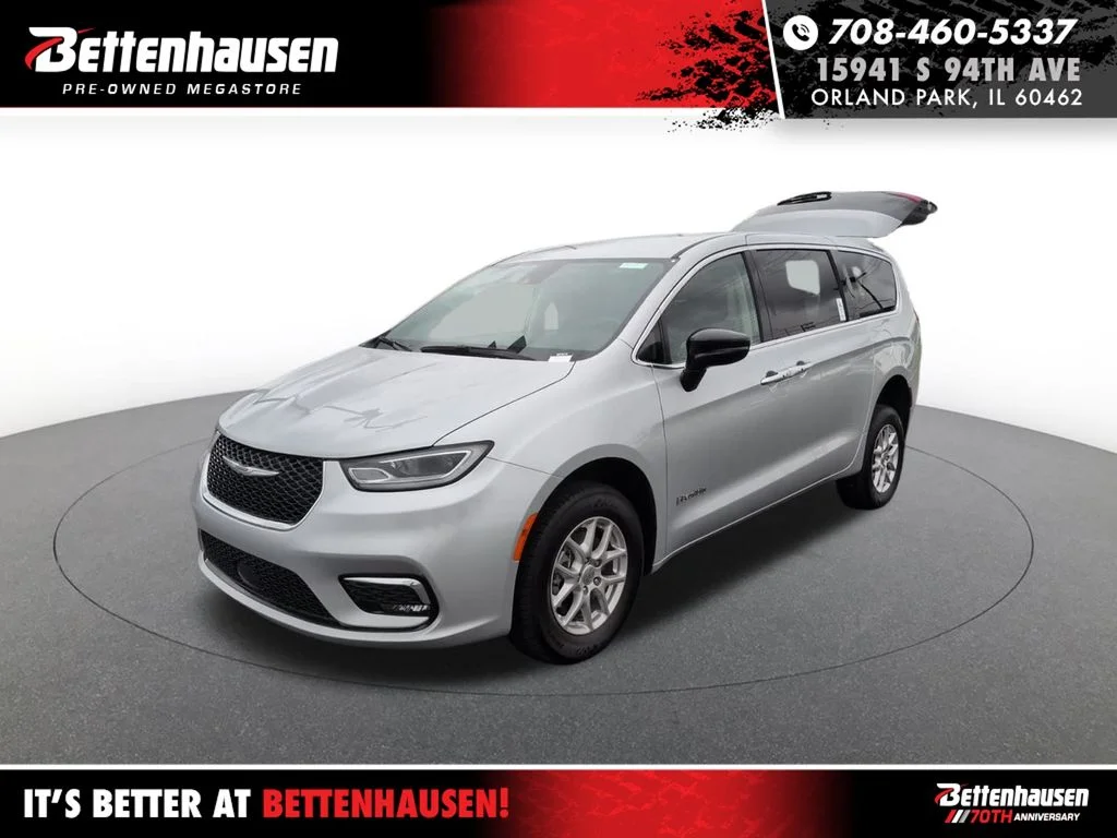 2024 Chrysler Pacifica Touring L's photo
