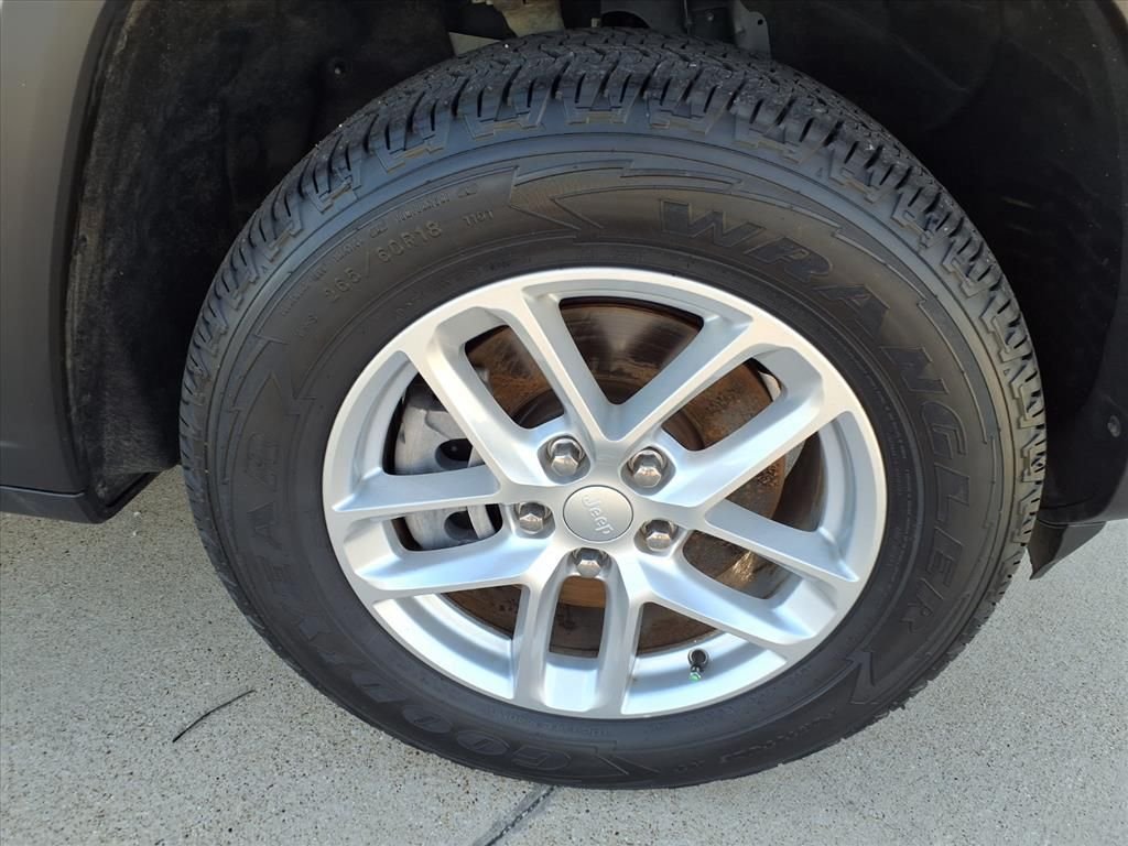 Used 2021 White Jeep Laredo image 9