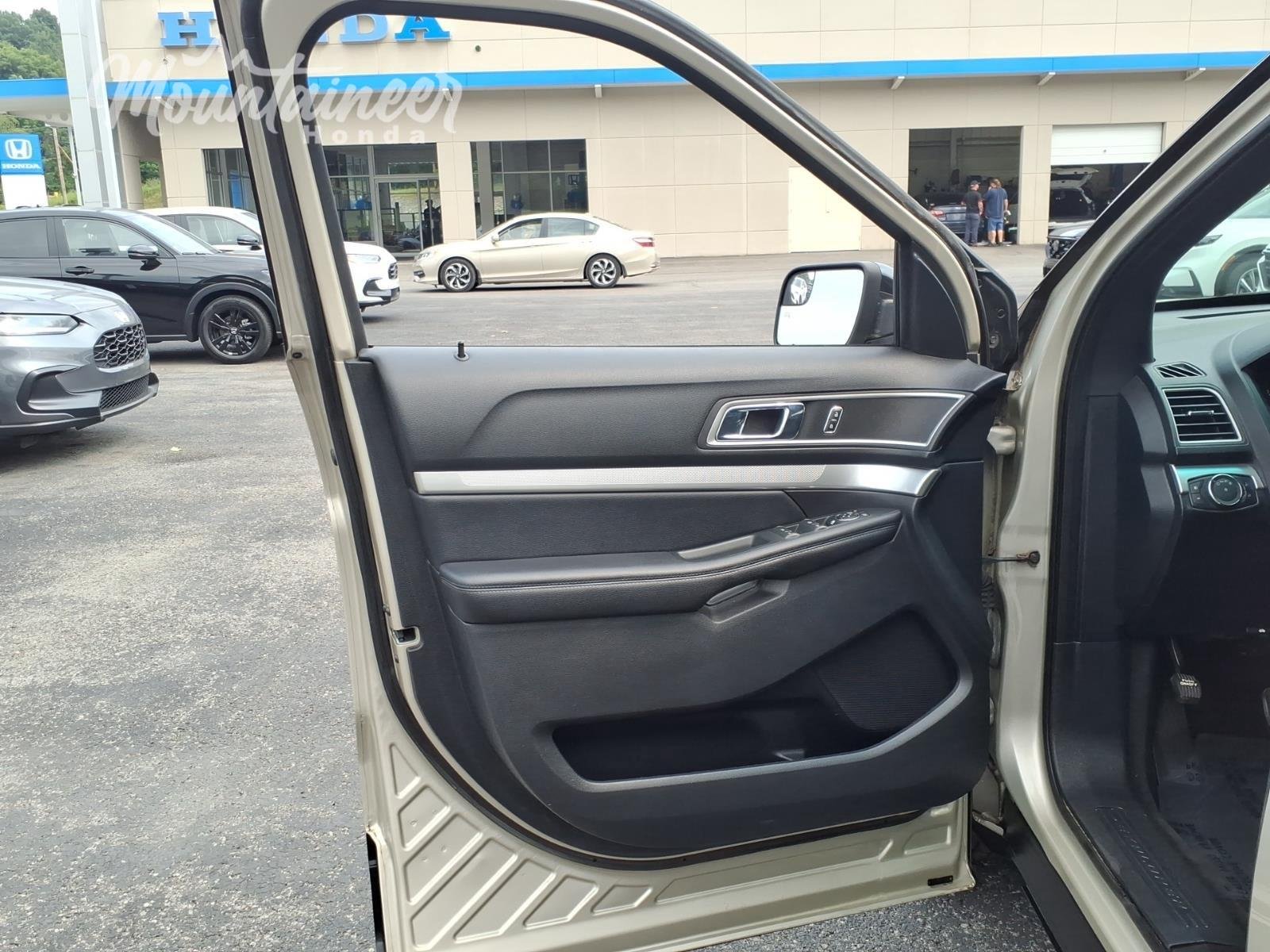 Used 2017 White Gold Ford XLT image 13