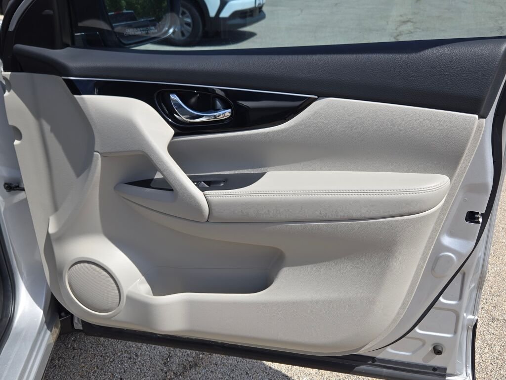 Used 2018 Silver Nissan SL image 6