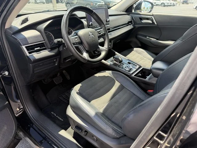 Used 2023 Black Mitsubishi SE image 11