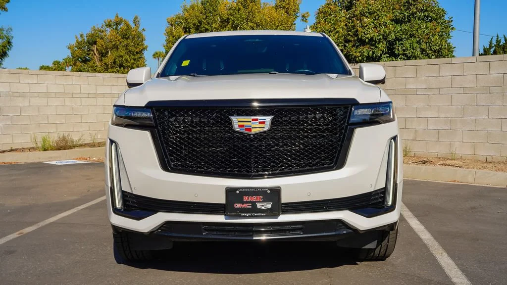 Used 2021 CRYSTAL WHITE TRICOAT Cadillac Sport Platinum image 4