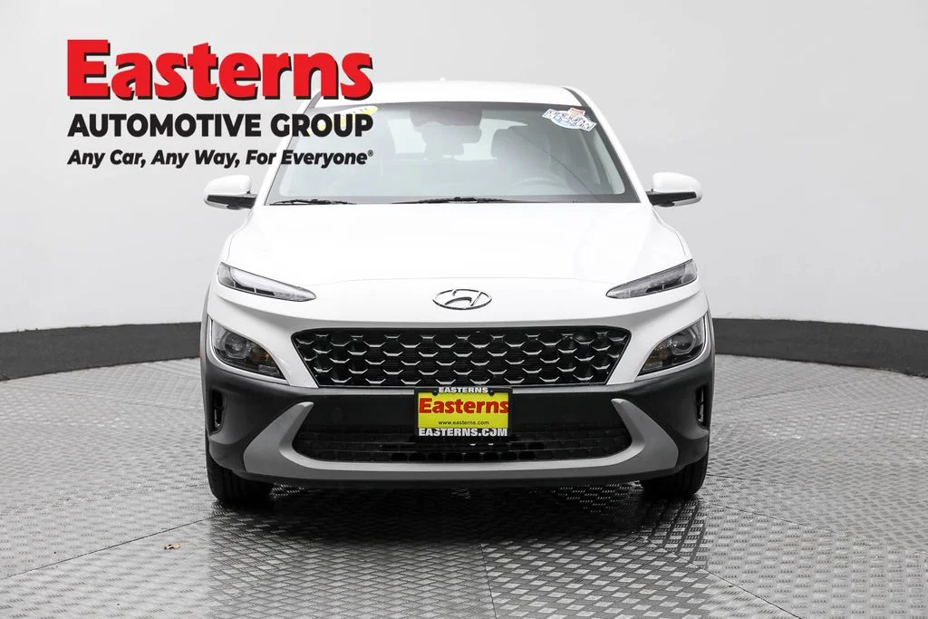 Used 2022 White Hyundai SE image 2