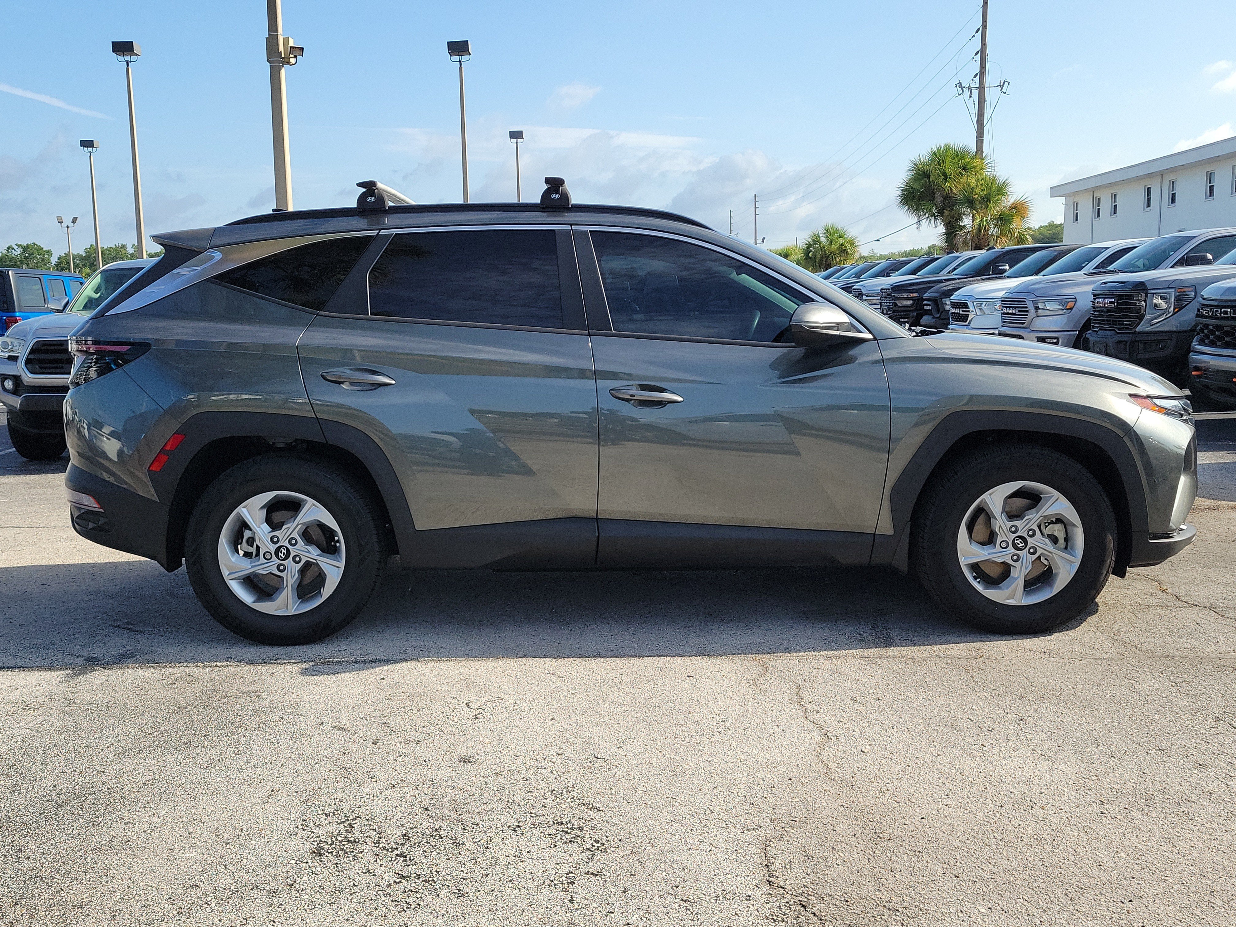 Used 2022 Amazon Gray Hyundai SEL image 7