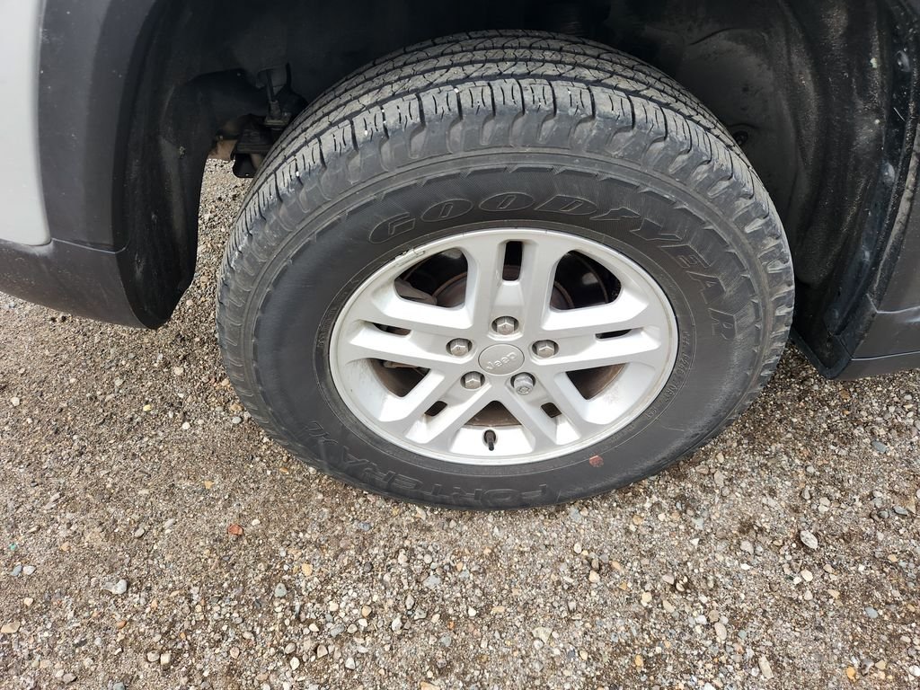 Used 2024 Silver Jeep Laredo image 22