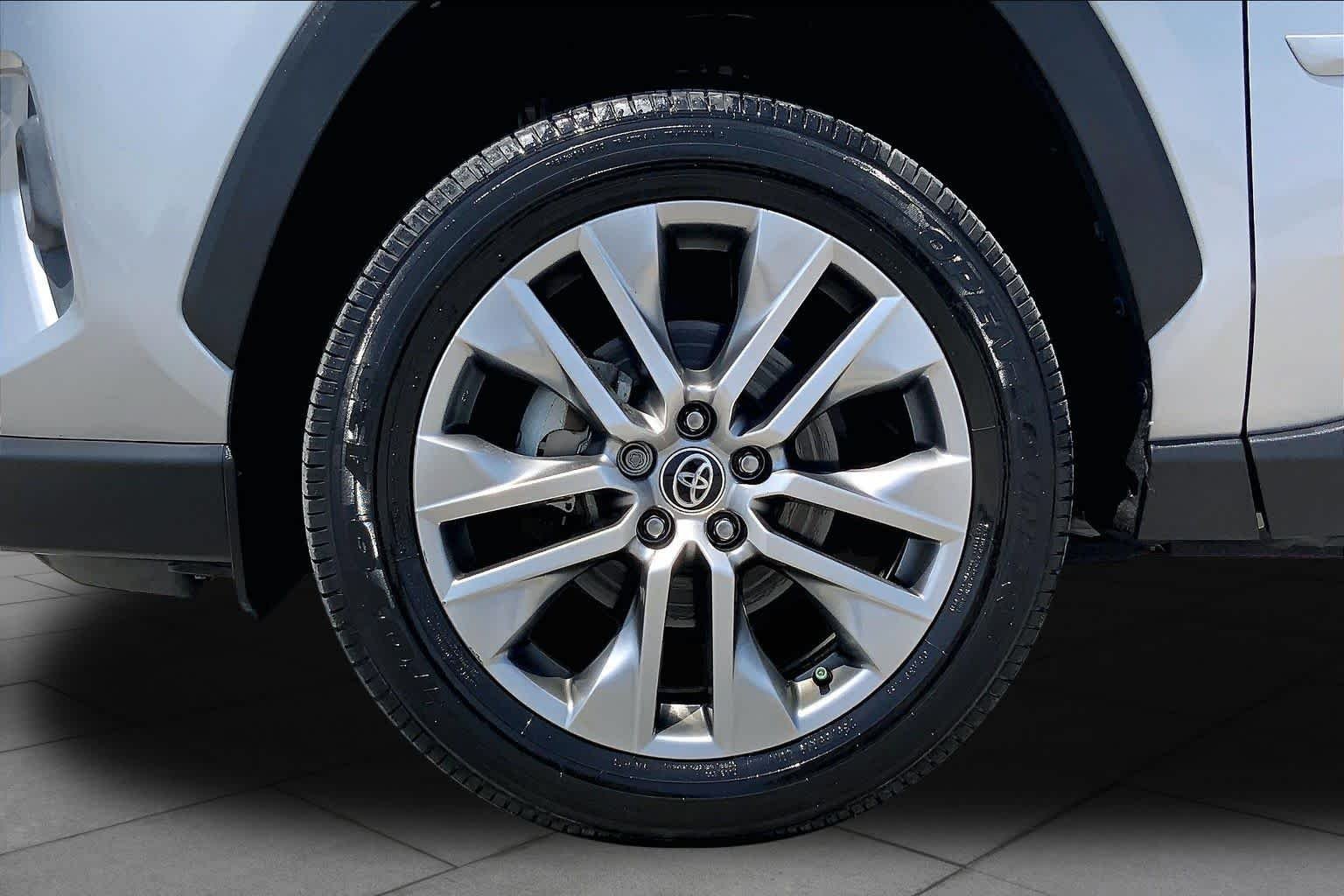 Used 2022 Silver Sky Metallic Toyota XLE Premium image 11