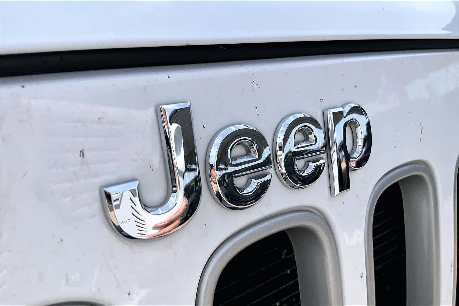 Used 2017 Bright White Clearcoat Jeep Sahara image 27