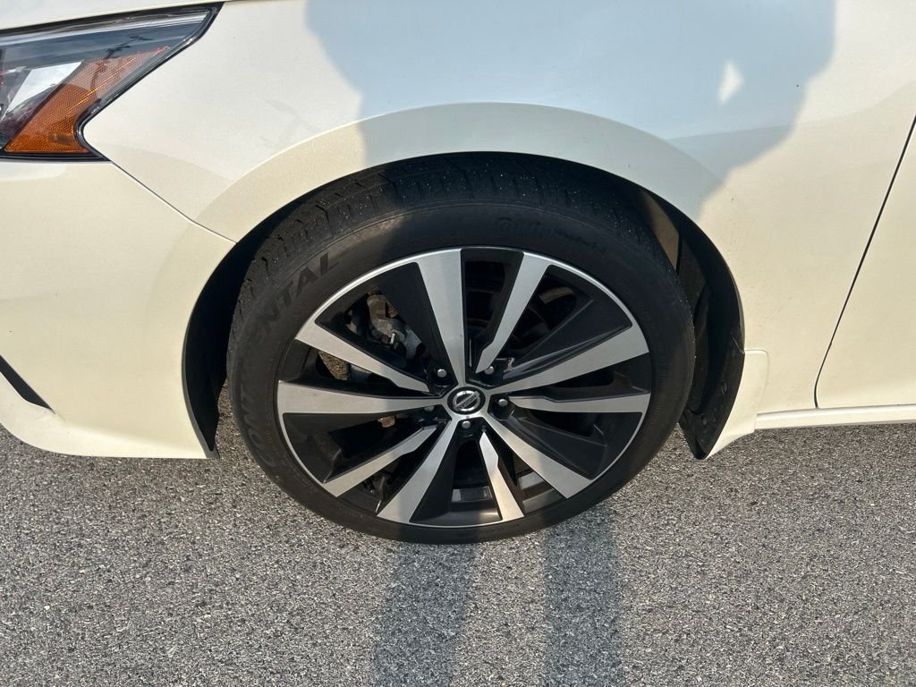 Used 2019 White Nissan 2.5 SR image 9