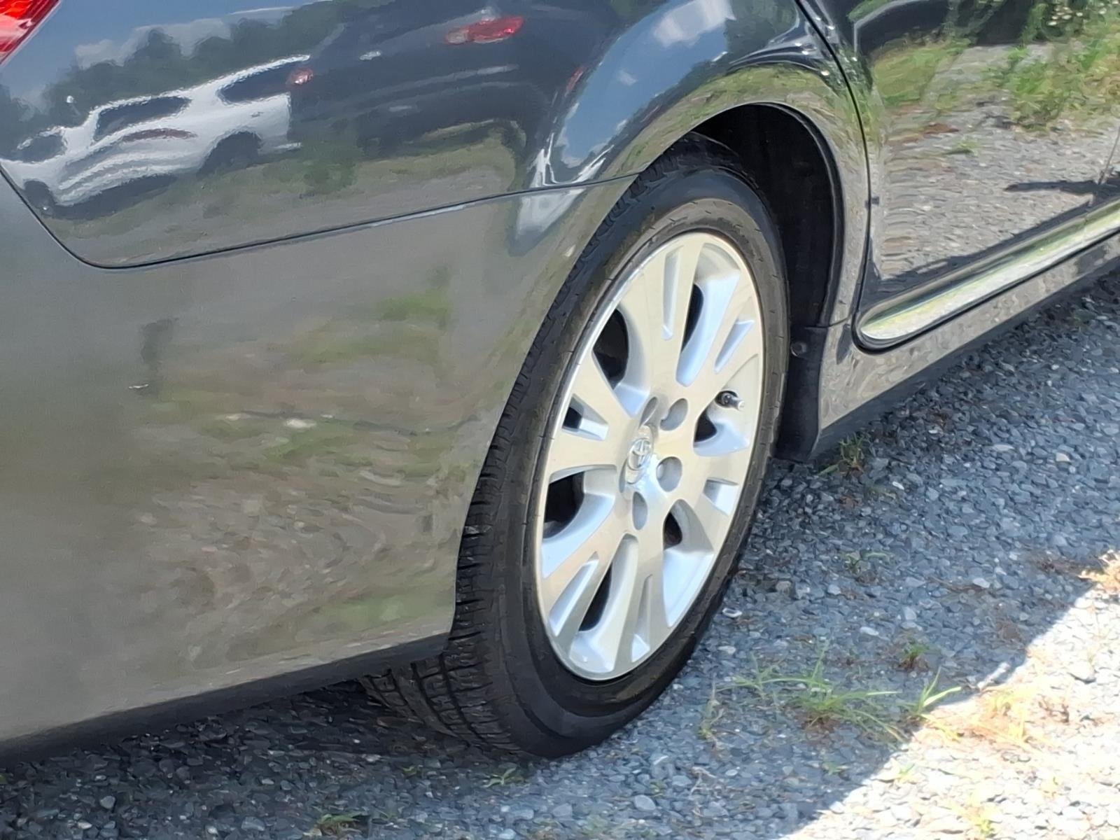 Used 2011 CLASSIC SILVER METALLIC TOYOTA LIMI image 10