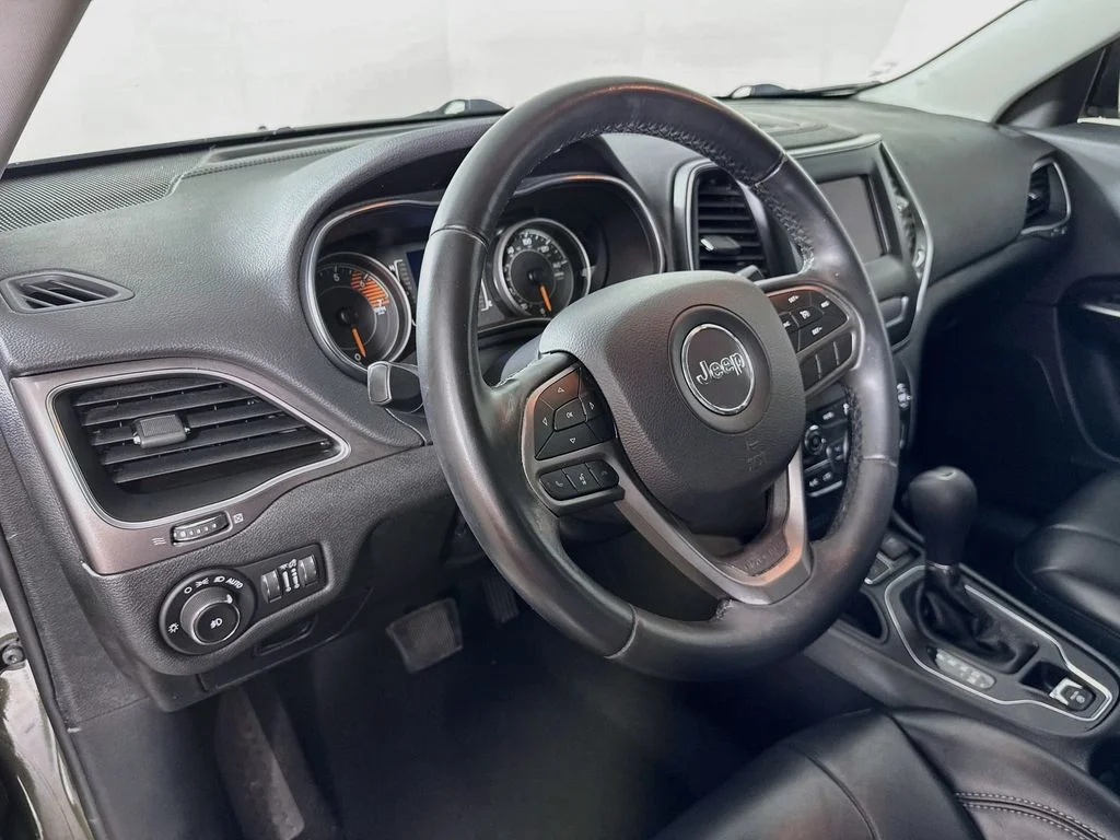 Used 2019 Green Jeep Latitude Plus image 9