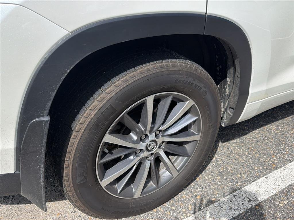 Used 2017 Blizzard Pearl Toyota XLE image 4