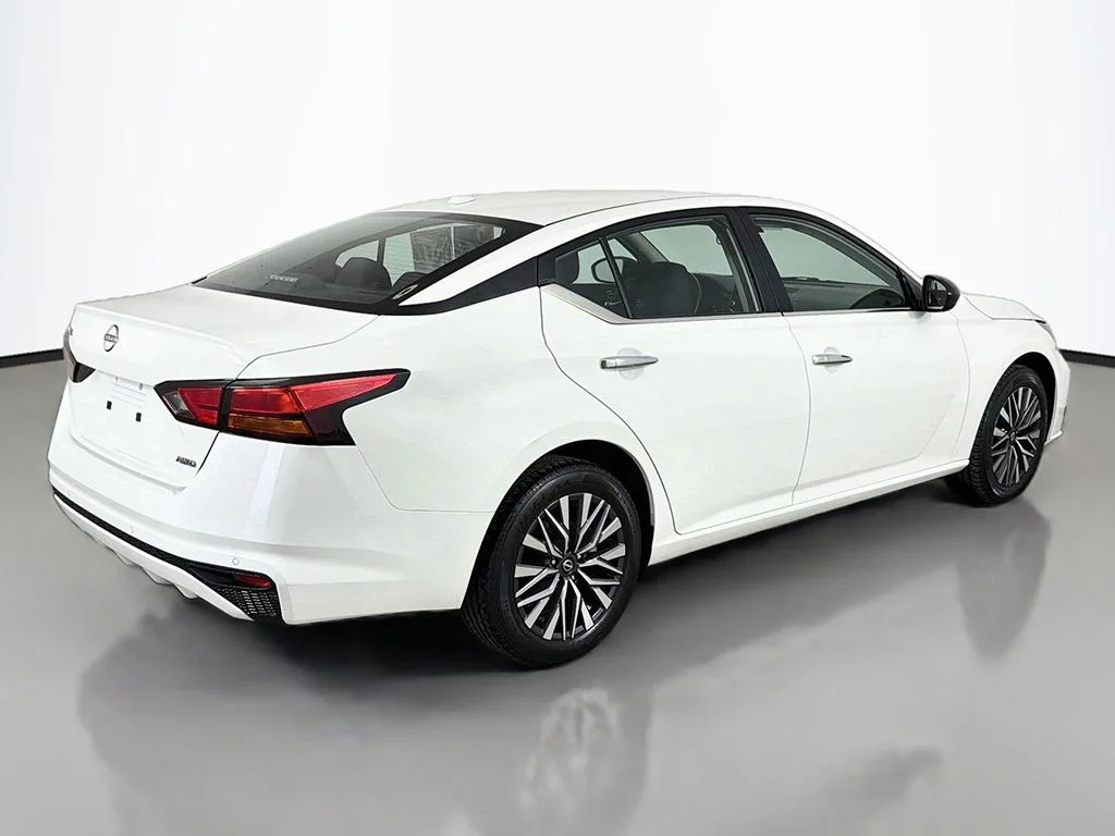 Used 2025 Glacier White Nissan 2.5 SV image 8