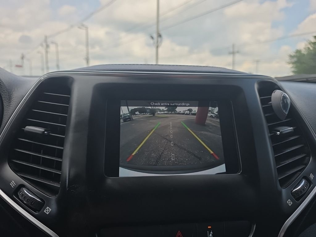 Used 2021 White Jeep Latitude image 19