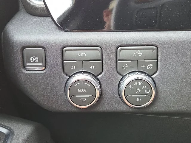 New 2026 Sterling Metallic GMC Elevation image 7