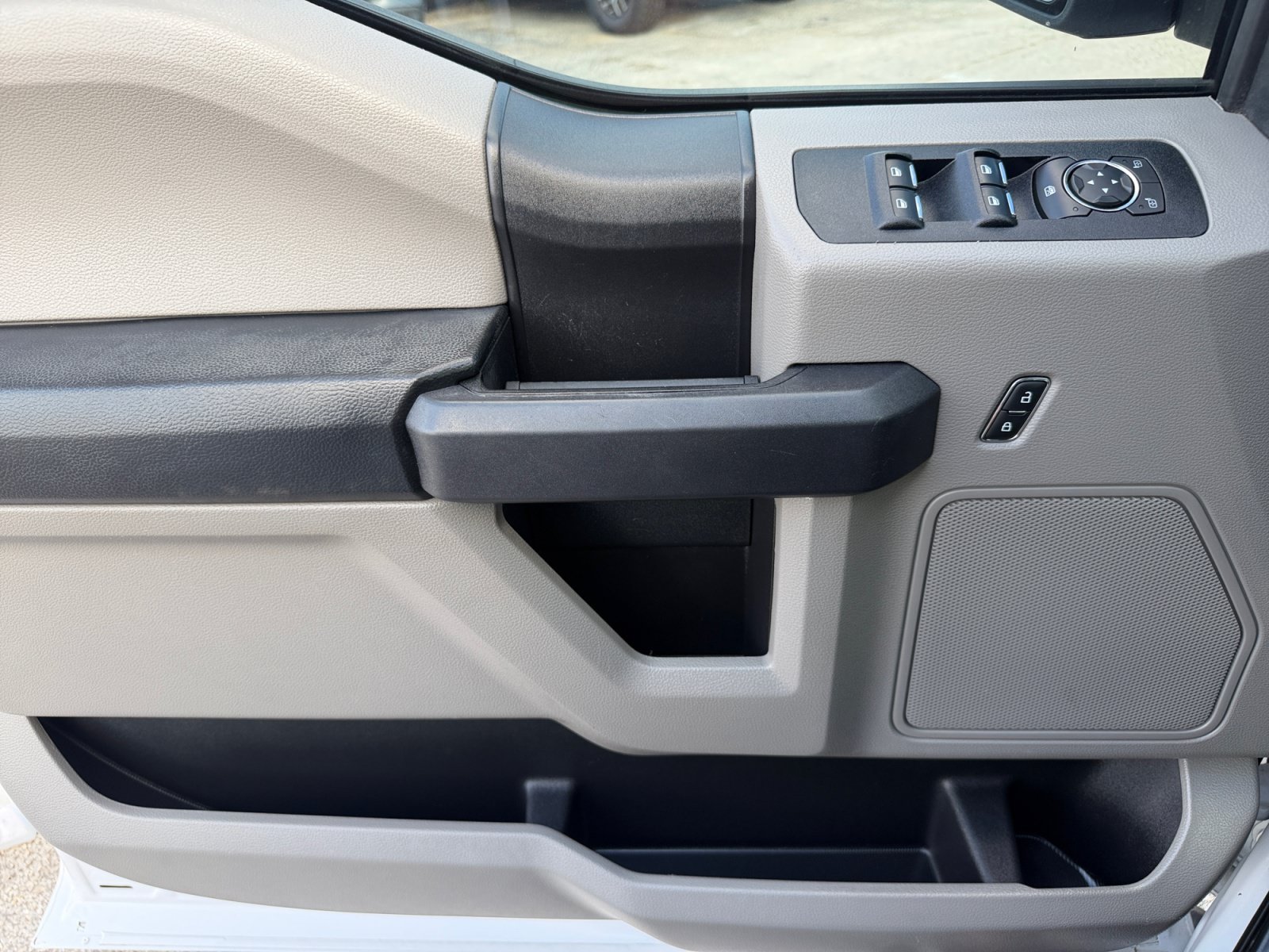 Used 2019 Oxford White Ford XL image 17