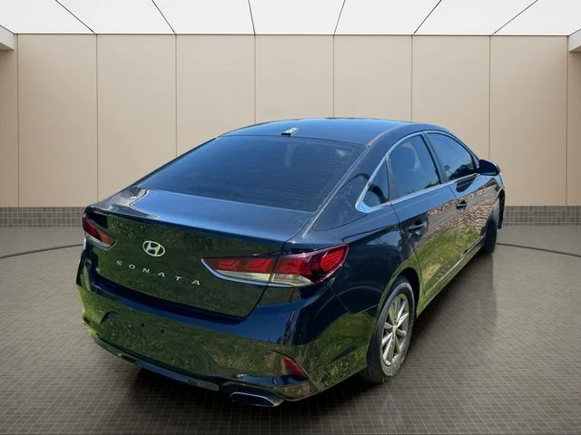 Used 2018 Black Hyundai SE image 15