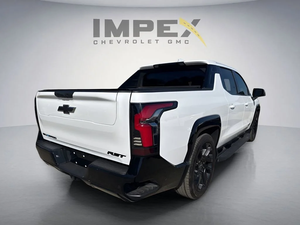Used 2025 Summit White Chevrolet RST - Max Range image 4
