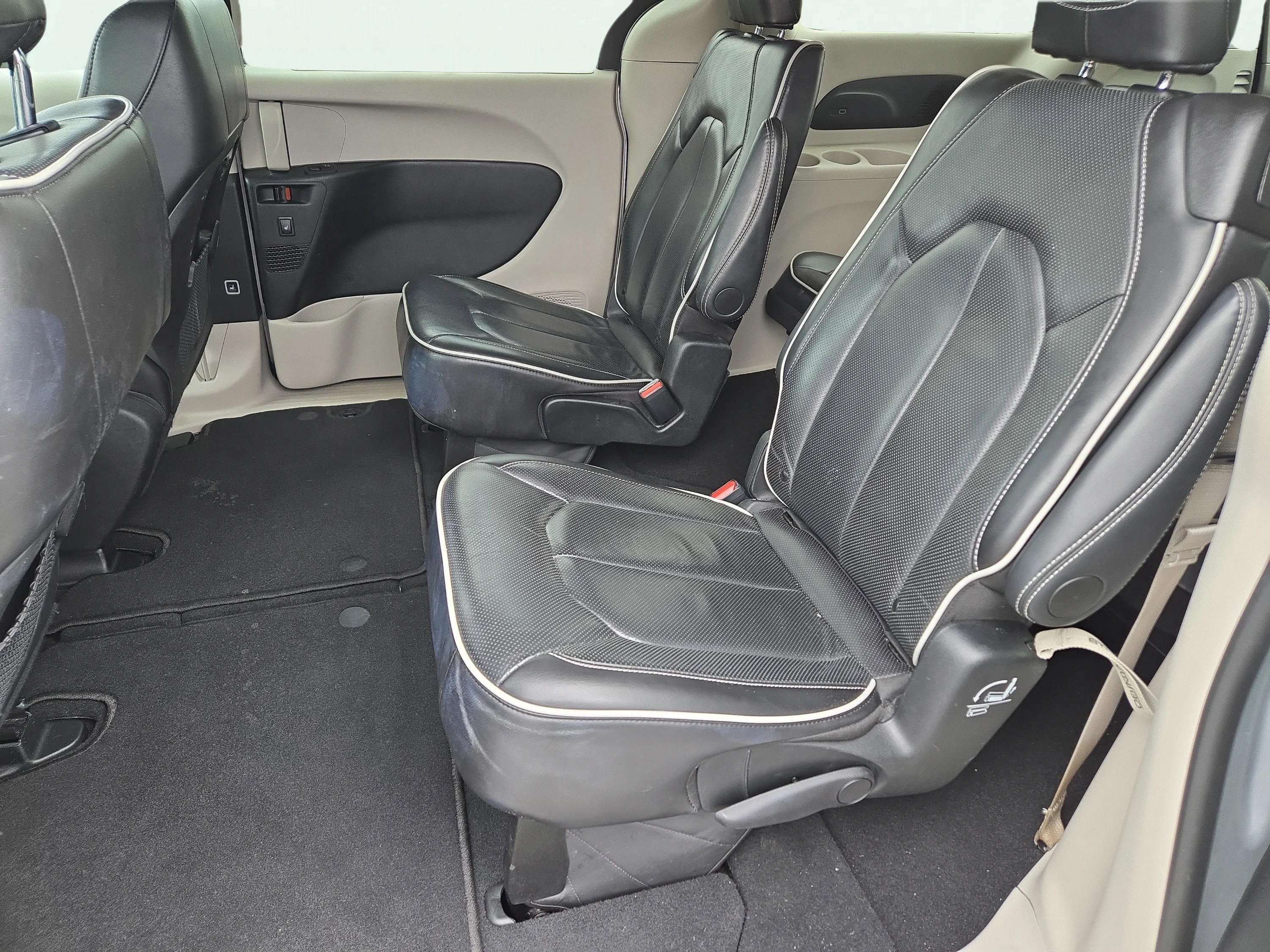 Used 2024 Silver Mist Clearcoat Chrysler Limited image 19