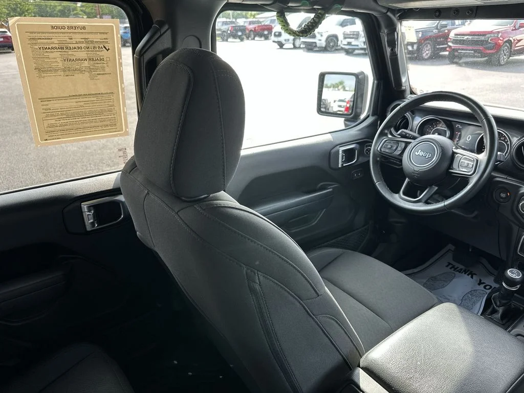 Used 2022 Black Jeep Altitude image 15