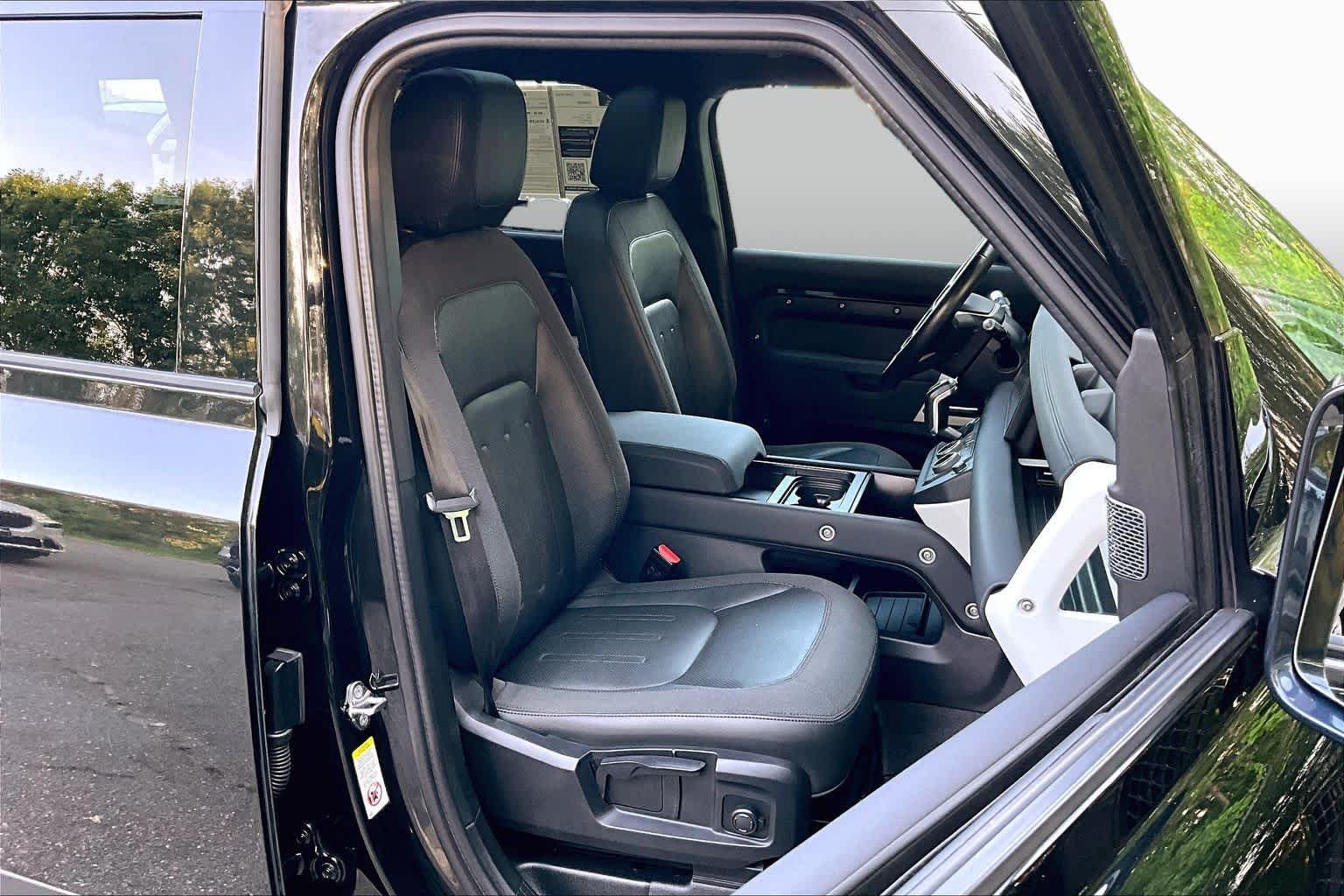 Used 2021 Santorini Black Metallic Land Rover S image 8