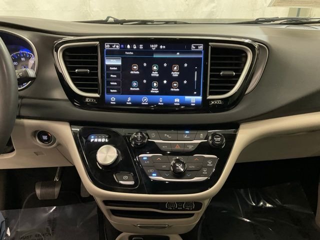 Used 2023 White Chrysler Touring L image 17