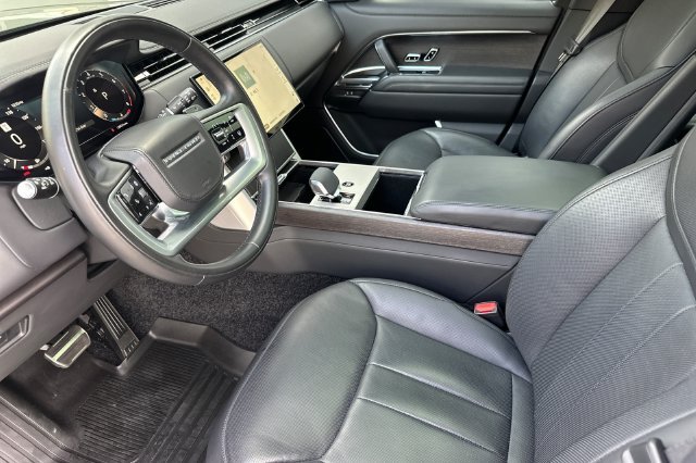 Used 2024 Gray Land Rover SE image 9