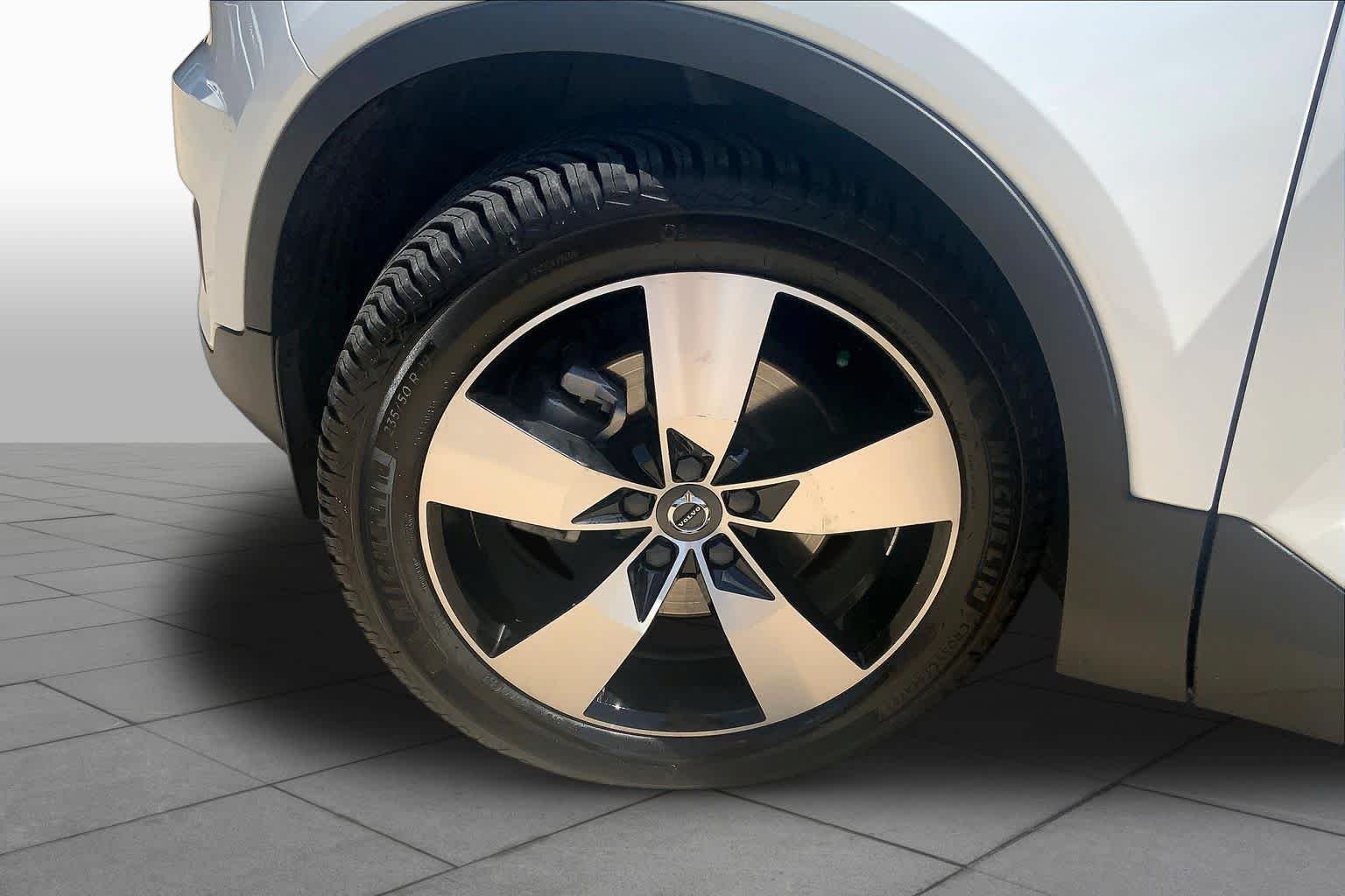 Used 2022 Crystal White Metallic Volvo Momentum image 11