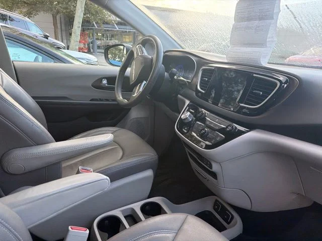 Used 2017 Crystal Metallic Chrysler Touring image 14