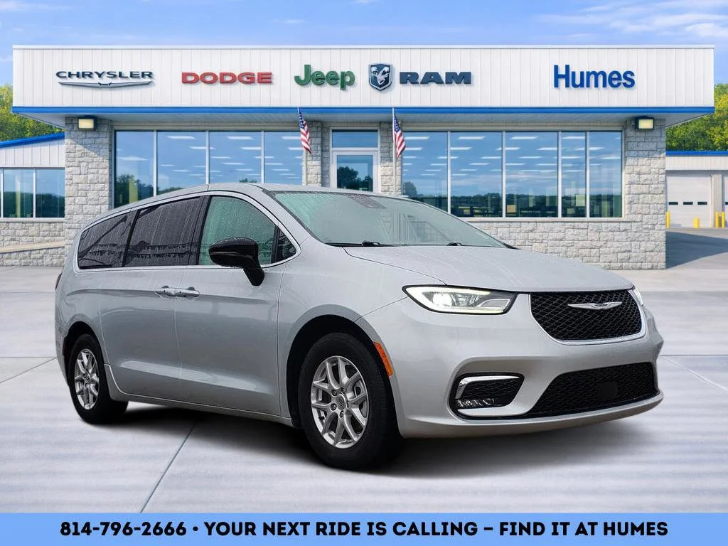 2024 Chrysler Pacifica Touring L's photo